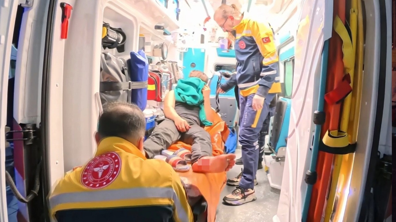 Arkadaşların bıçaklı kavgası kanlı bitti: 1 yaralı