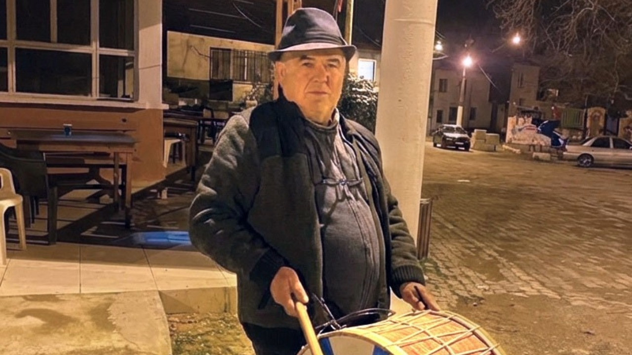 Davulu da o çalıyor