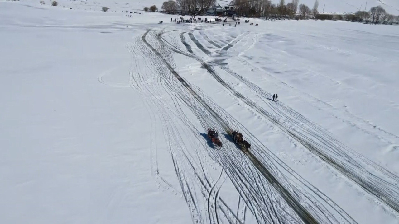 Doğu’nun saklı denizi beyaza büründü