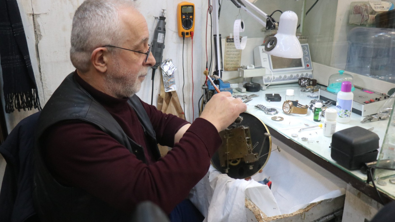 Saat sevdasından yurt dışı eğitimini bıraktı: “Ameliyat eder gibi” tamir ediyor