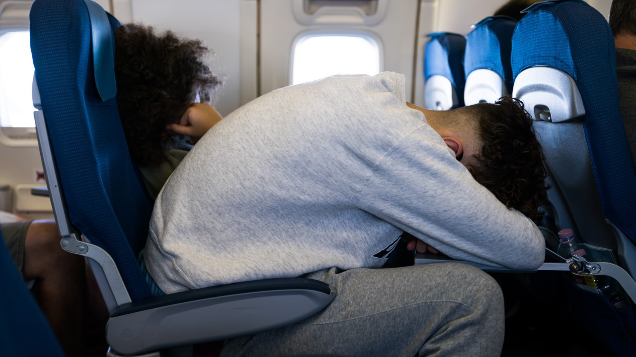 Yüzlerce yolcu uçakta sabahladı