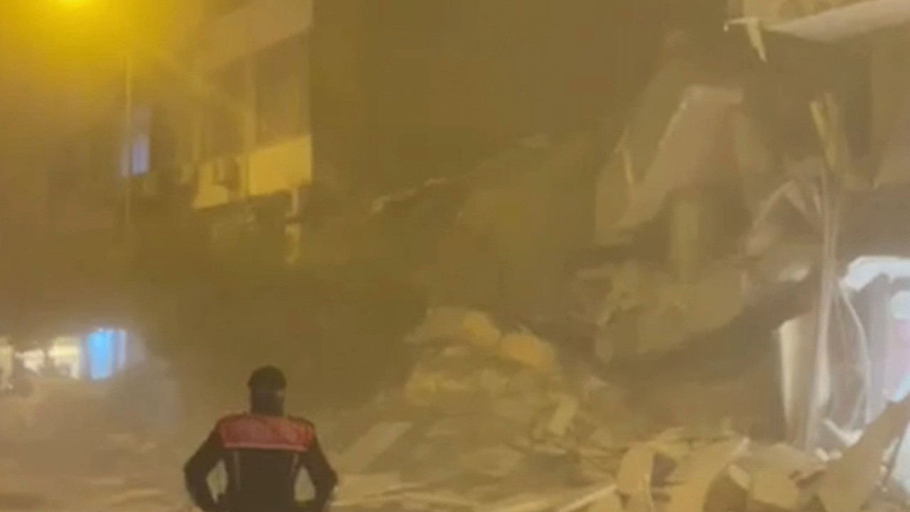 Ağır hasarlı bina, yıkım sırasında çöktü