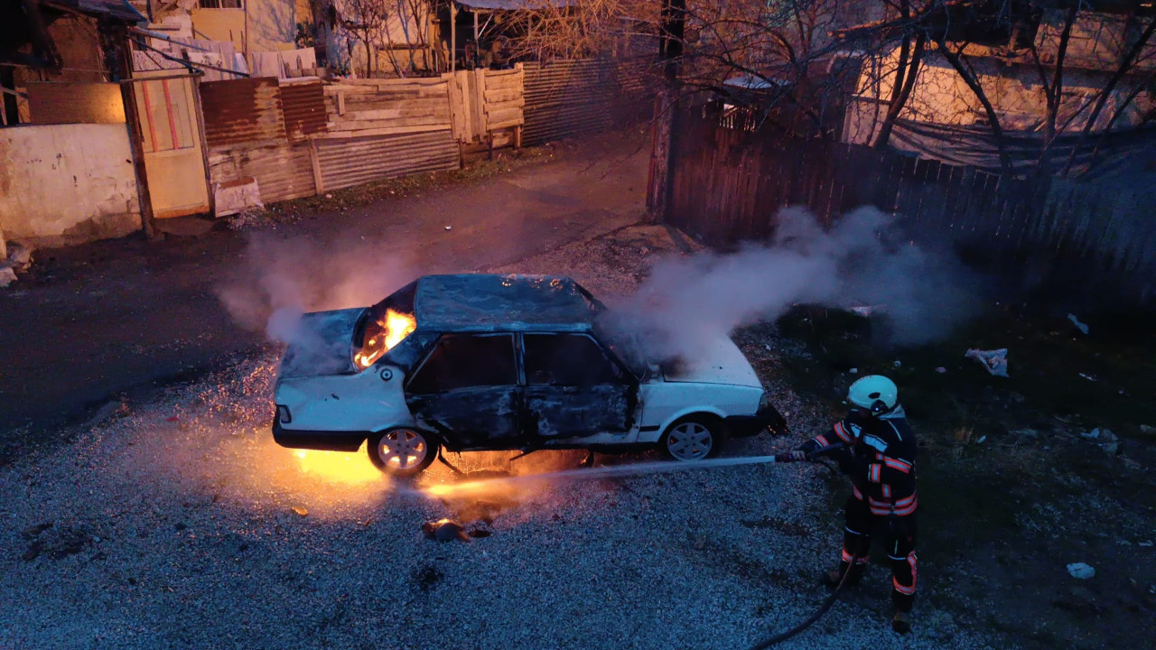 Babasının aracını küle çevirdi