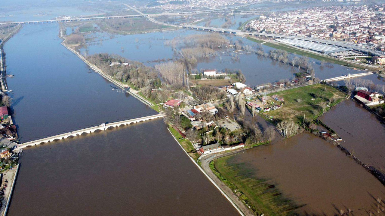 Edirne’de Meriç ve Tunca taştı, köprüler kapatıldı