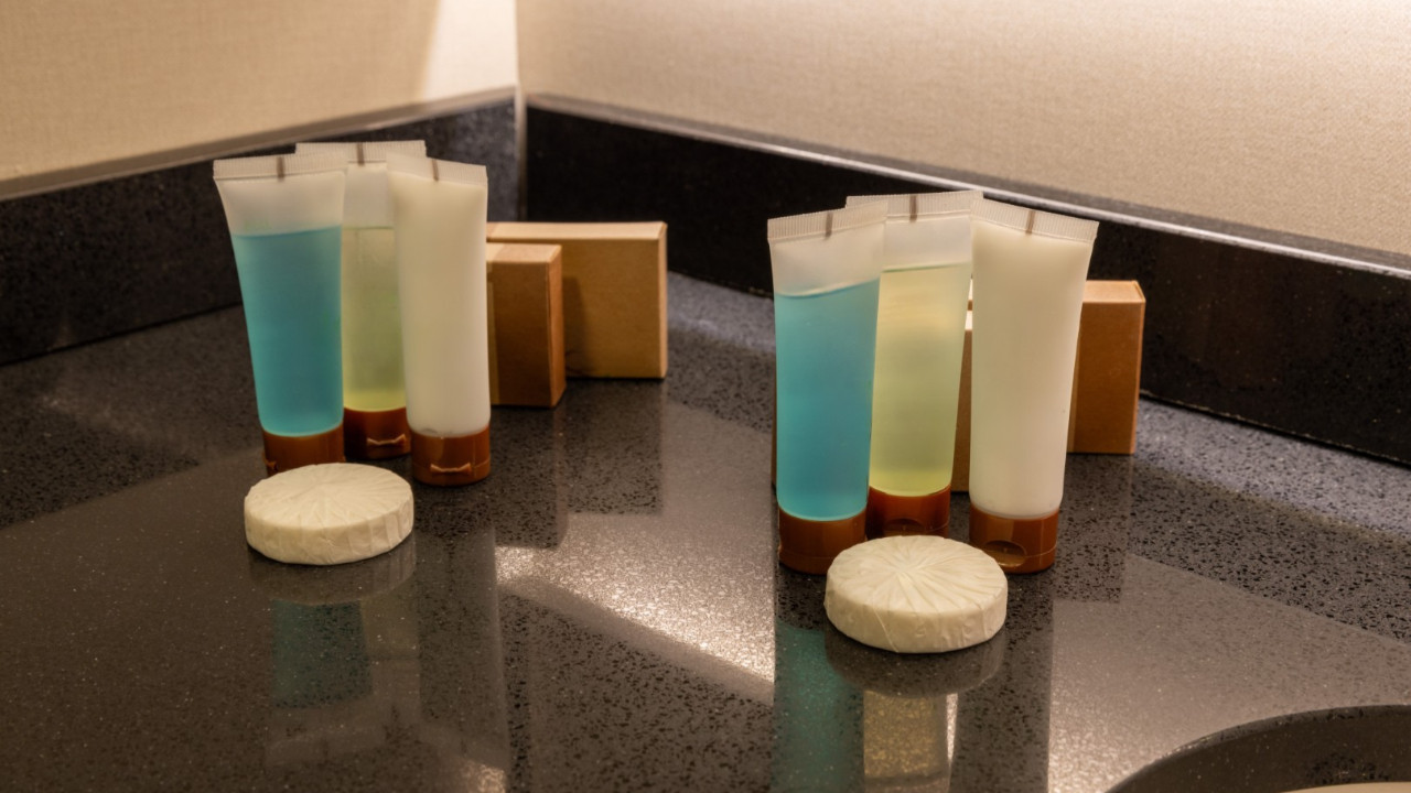 Otel banyolarındaki mini şampuanlara veda