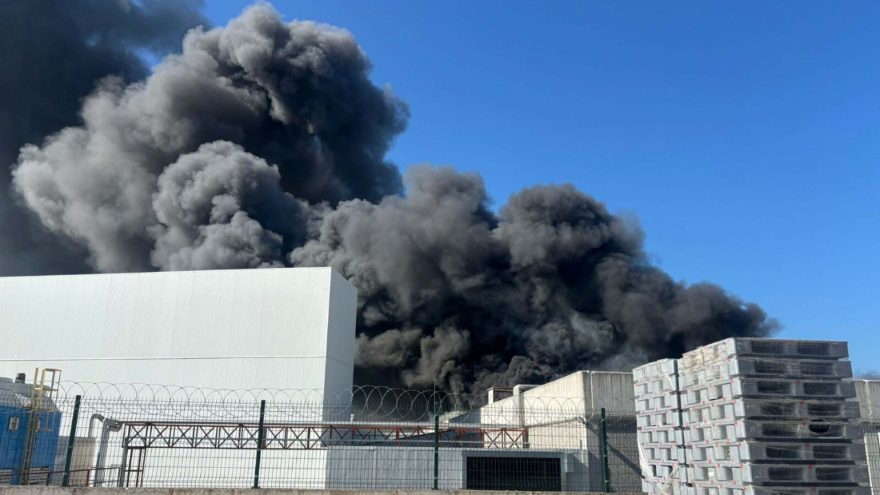 Oyuncak fabrikasında korkutan yangın