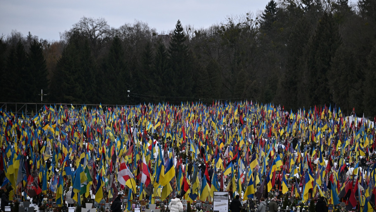 4 yıl geride kaldı: Şehitlikler doldu