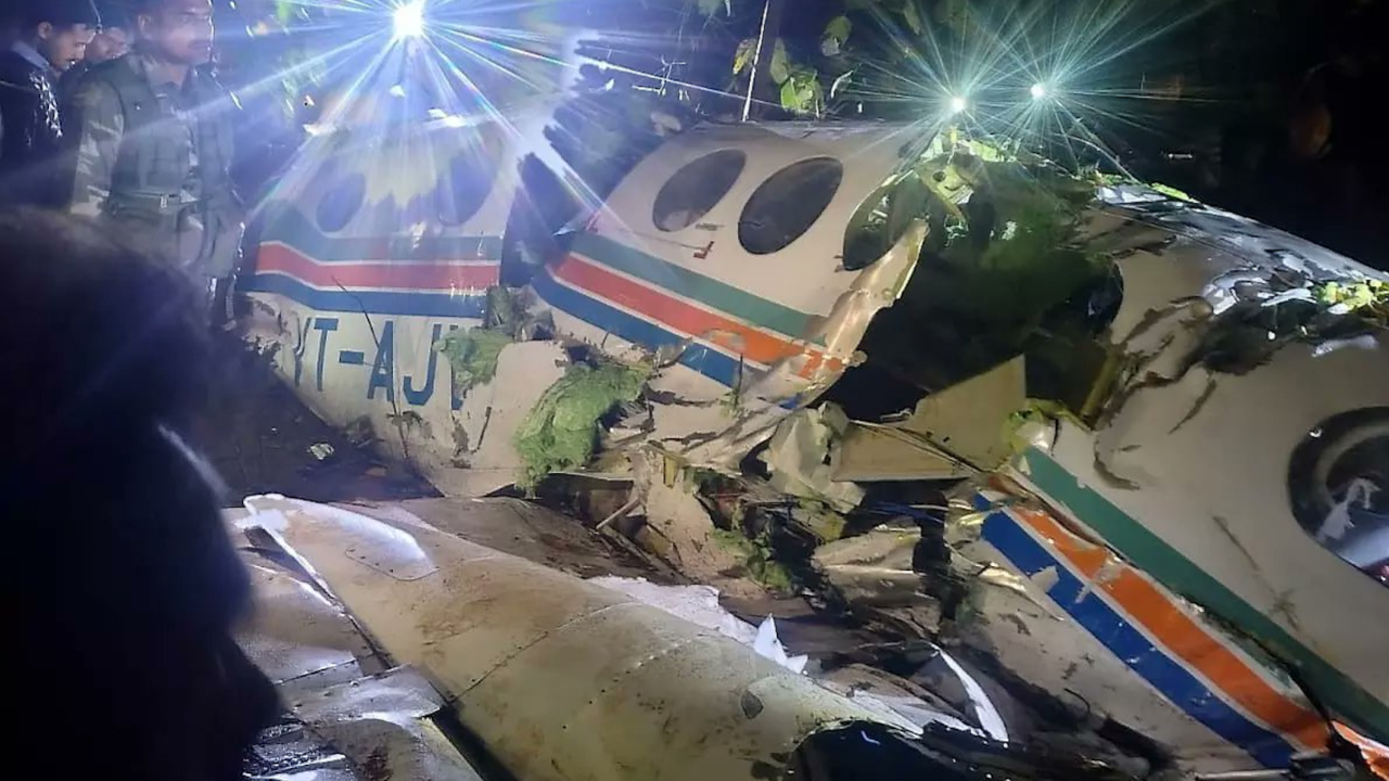 Ambulans uçağı düştü: 7 kişi öldü