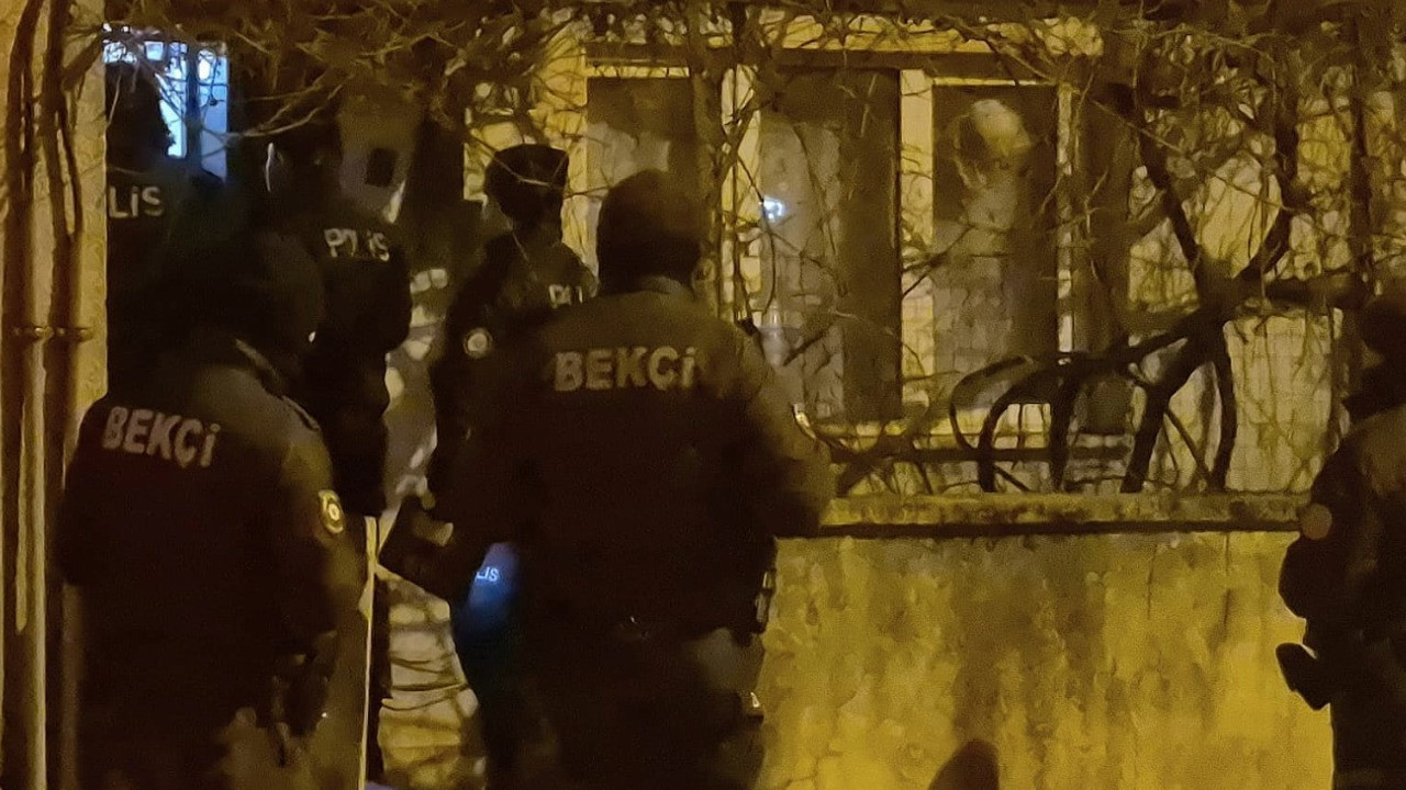 Evine pencereden girdi, polisi alarma geçirdi