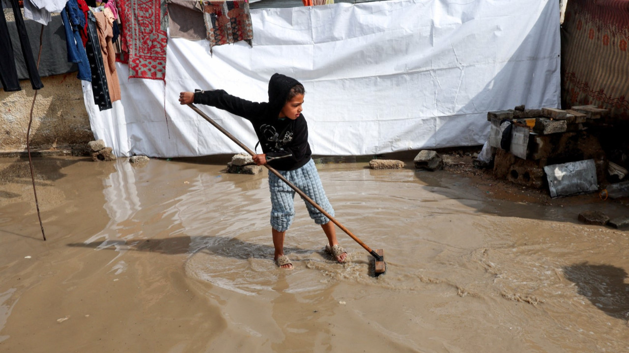 Gazze'yi bu kez yağmur vurdu... Çadırlar su altında kaldı