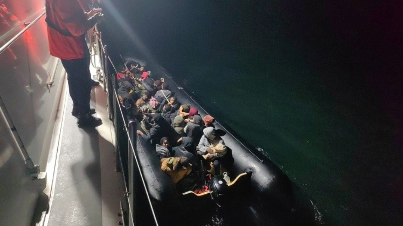 İzmir açıklarında 59 göçmen yakalandı
