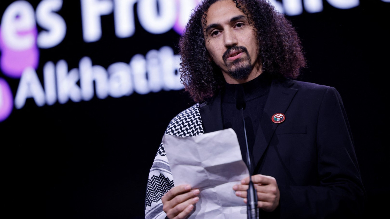 Ödül konuşması bakanı rahatsız etti, salonu terk etti