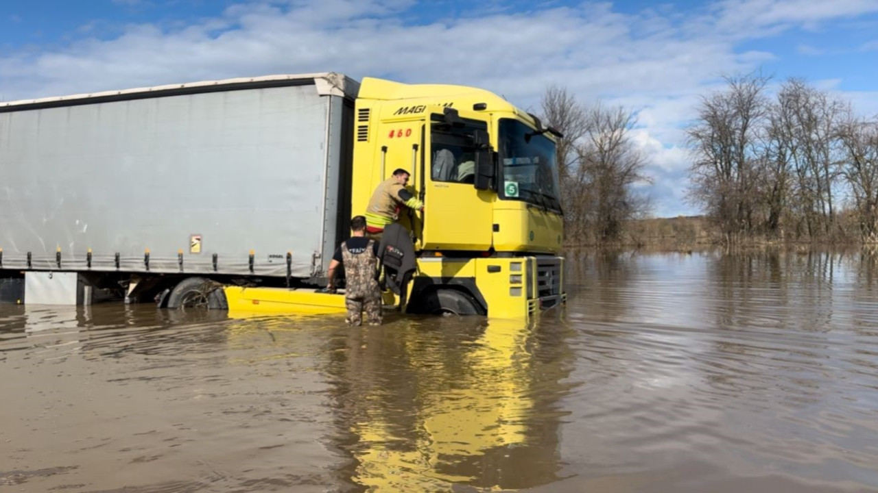 3 gün mahsur kaldı: Aracın içinde suyun çekilmesini bekledi