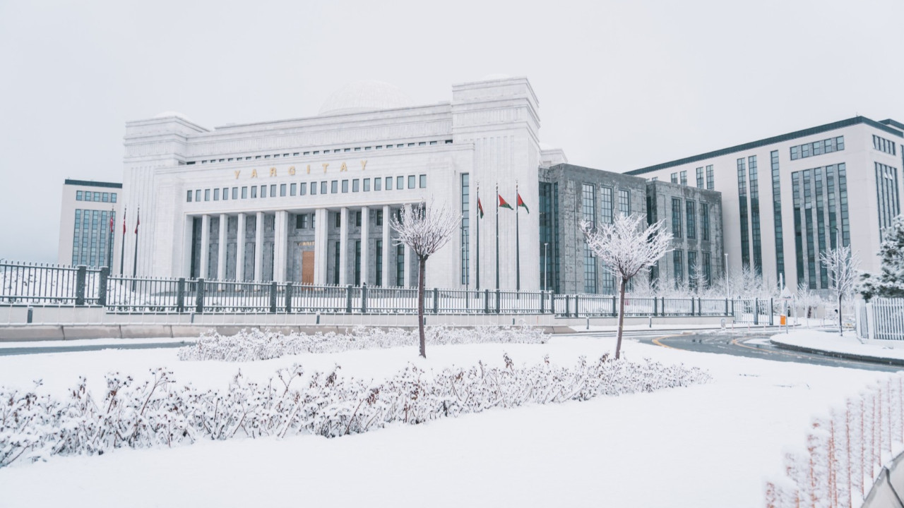 Ankara'da yağmur kara döndü, kent beyaza büründü