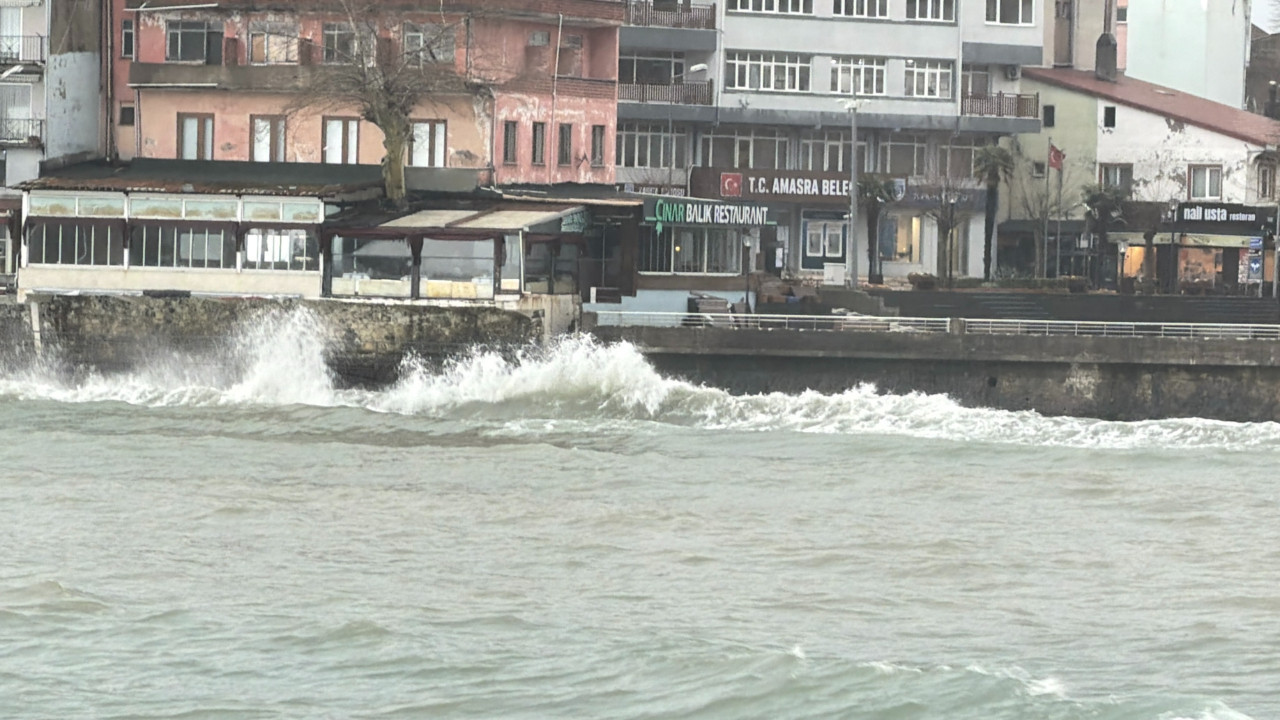 Anonsla uyardılar: Dalga boyu 2 metreyi aştı