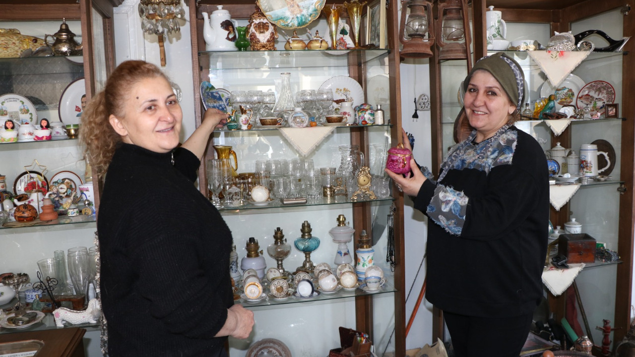 Aynı binada, karşı dükkânlarda: Antikacılığı mesleğe dönüştüren abla-kardeş
