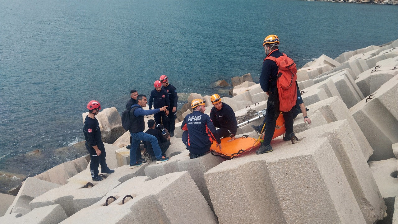 Dalgakıranda can pazar: Betonların arasına sıkıştı