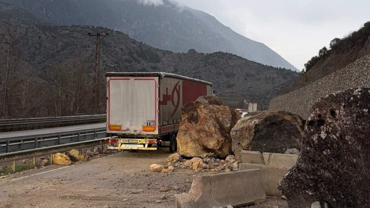 Dev kayalar yolu kapattı