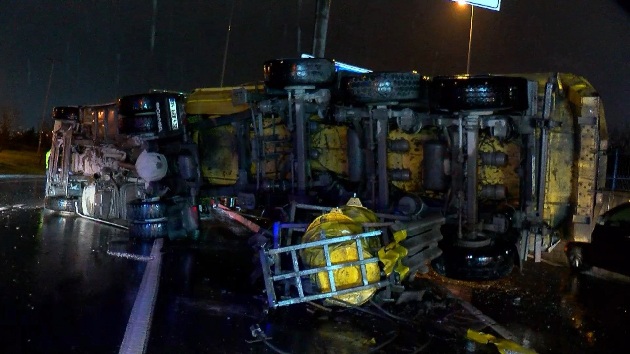 Devrilen hafriyat kamyonunun şoförüne yardım etmek isteyen sürücüye otomobil çarptı