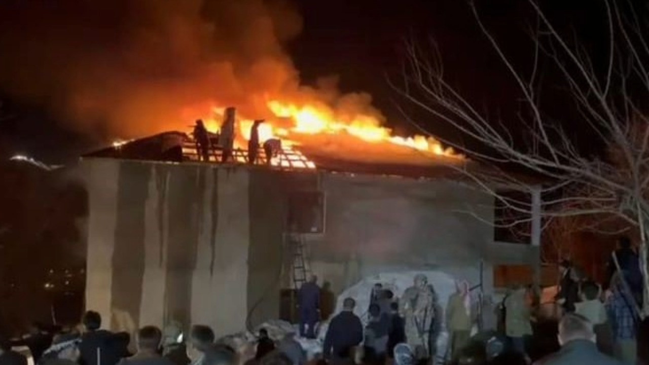 Evin çatısı alevlere teslim oldu, köylüler kovalarla tankere su taşıdı