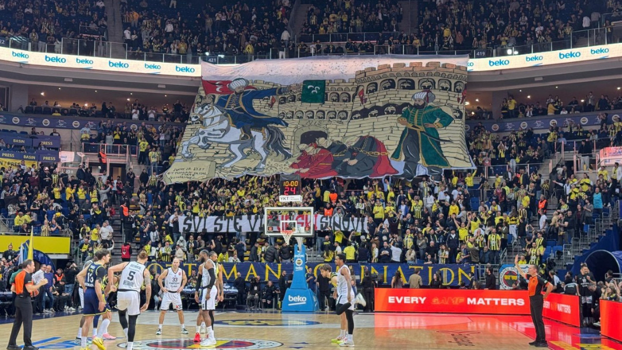Fenerbahçe taraftarından Partizan'ın ırkçı pankartına cevap: Hepiniz Türk’sünüz!