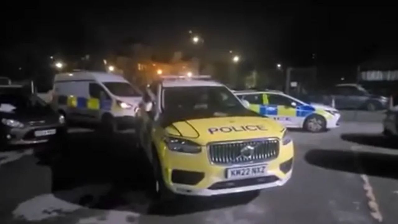 İngiltere'de teravih namazına balta ve bıçakla geldiler