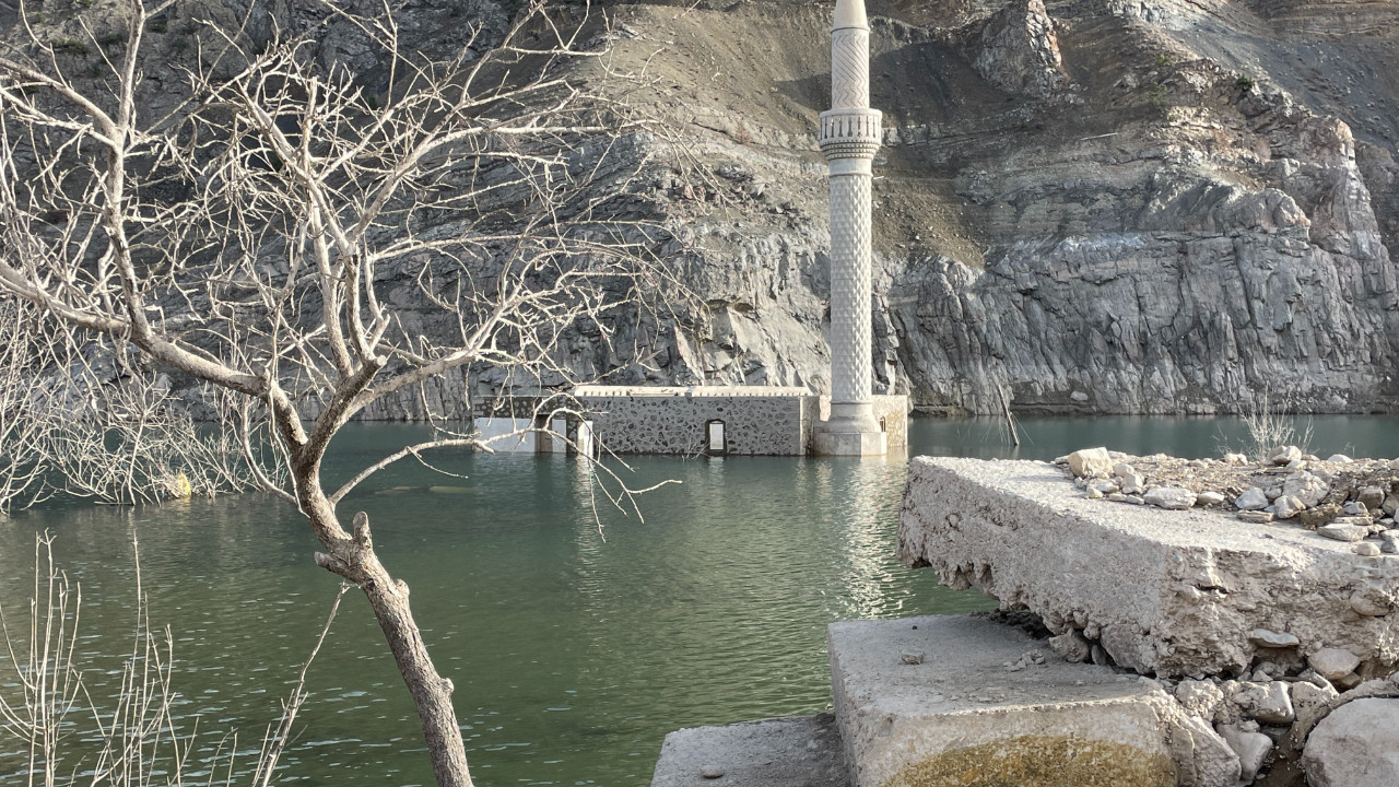 Su çekilince eski evleriyle karşılaştılar