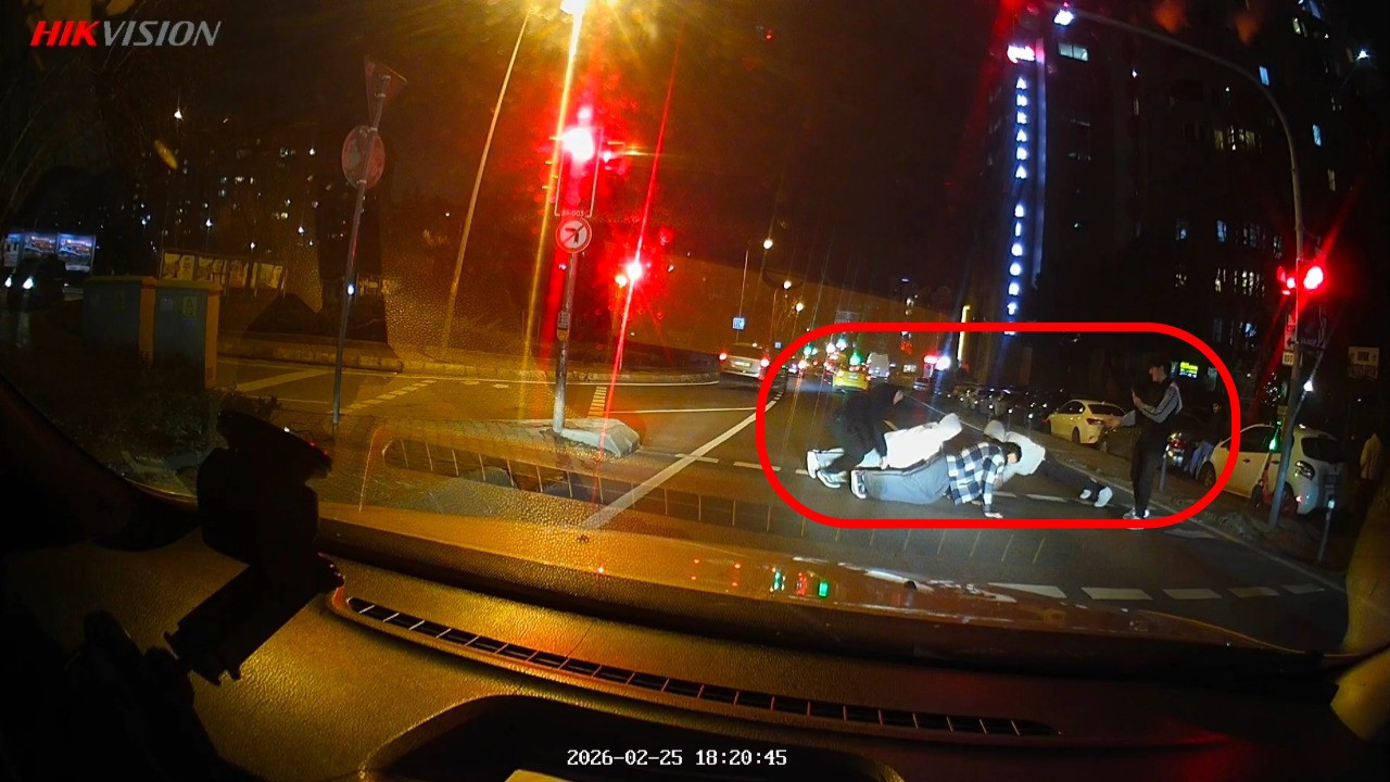 Üsküdar'da bir grup kırmızı ışıkta şınav çekti