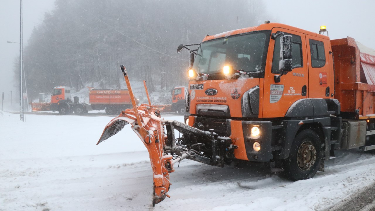 Yola çıkacaklar dikkat: Kar 10 santimetreyi buldu
