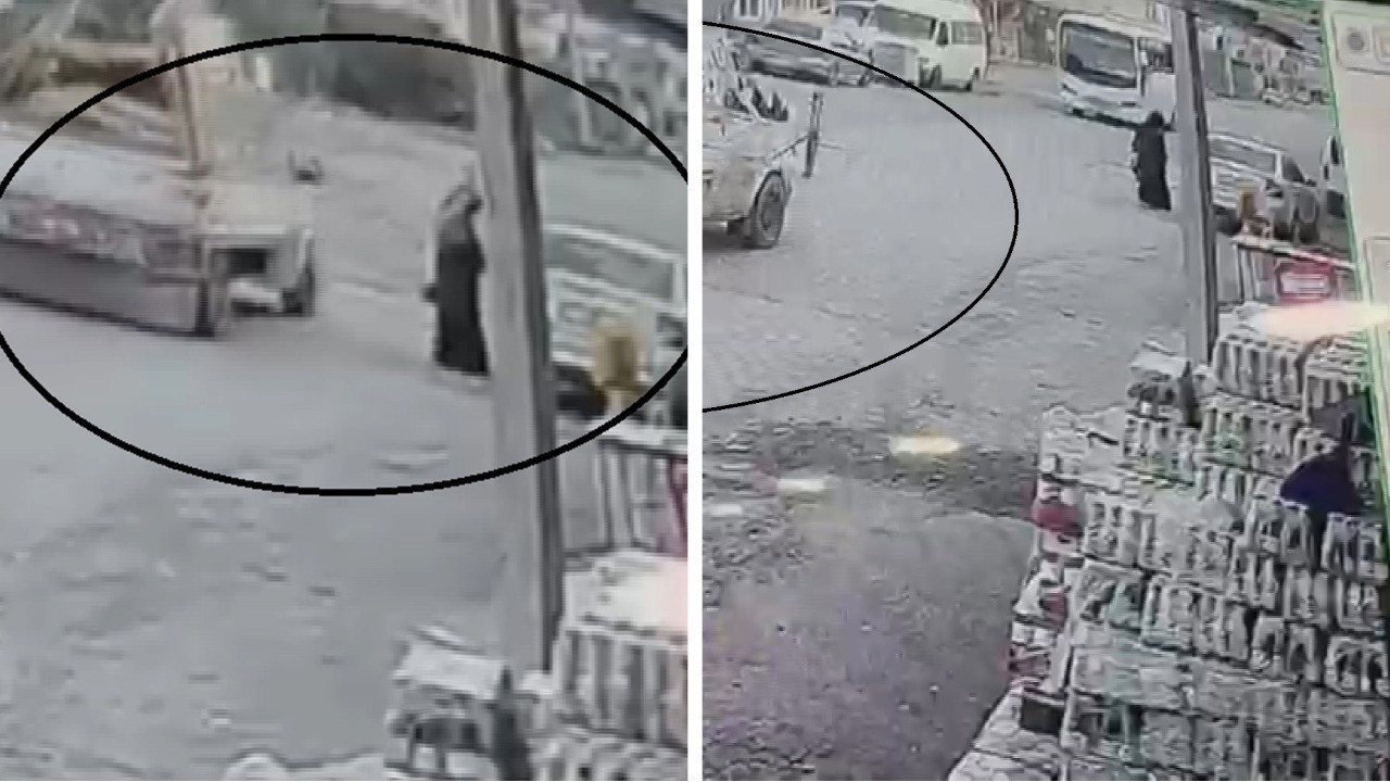 Yolda yürürken neye uğradığını şaşırdı: Pikabın açılan kapağı çarptı!