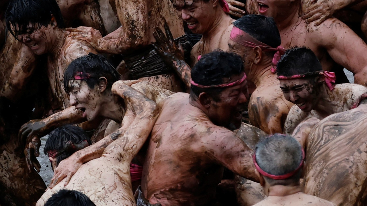 200 yıllık çılgın gelenek: Çamura daldılar, yağmurun altında çıplak halde güreştiler