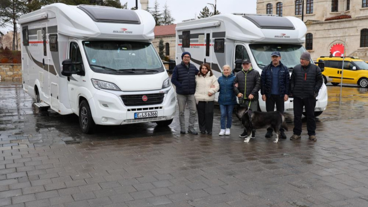 50 yıl sonra memleket hasreti: Türkiye'ye karış karış geziyor