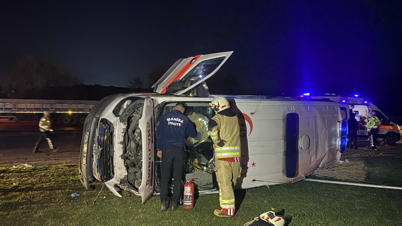 Ambulansla otomobil çarpıştı: 5 yaralı