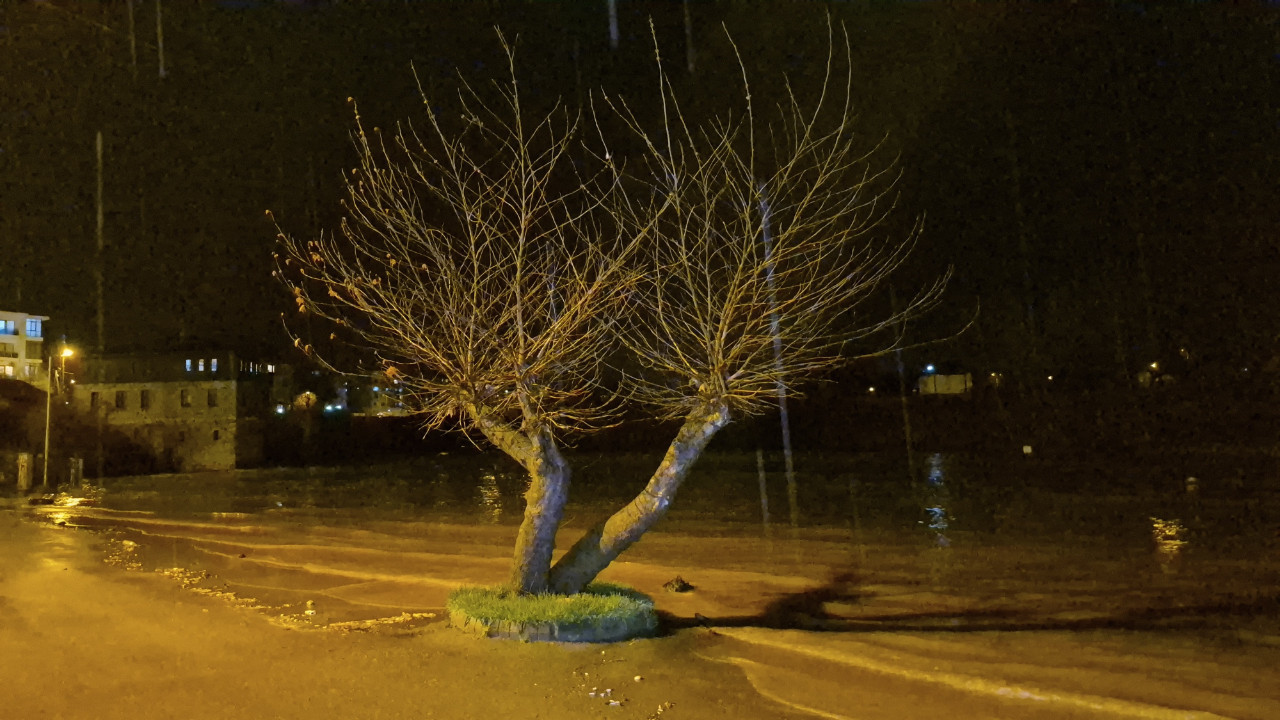 Irmak taştı: Bölgeye girişler yasaklandı
