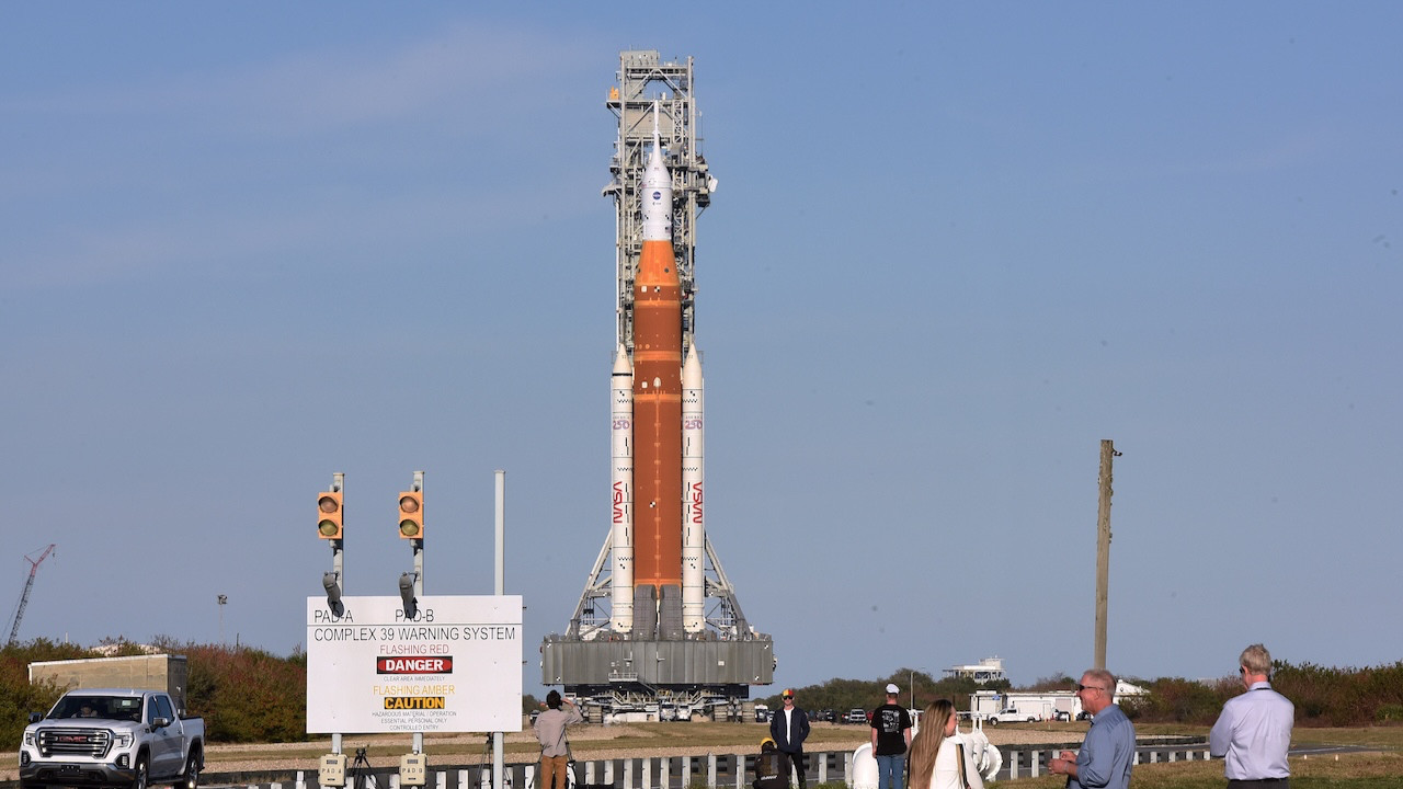 NASA, 98 metrelik roketi hangara çekiyor