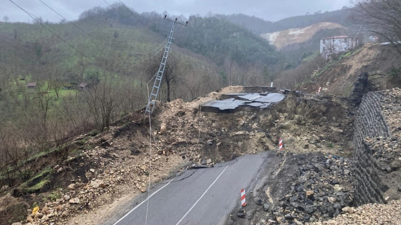 Ordu-Tokat yolunda heyelan: 300 metrelik yol çöktü