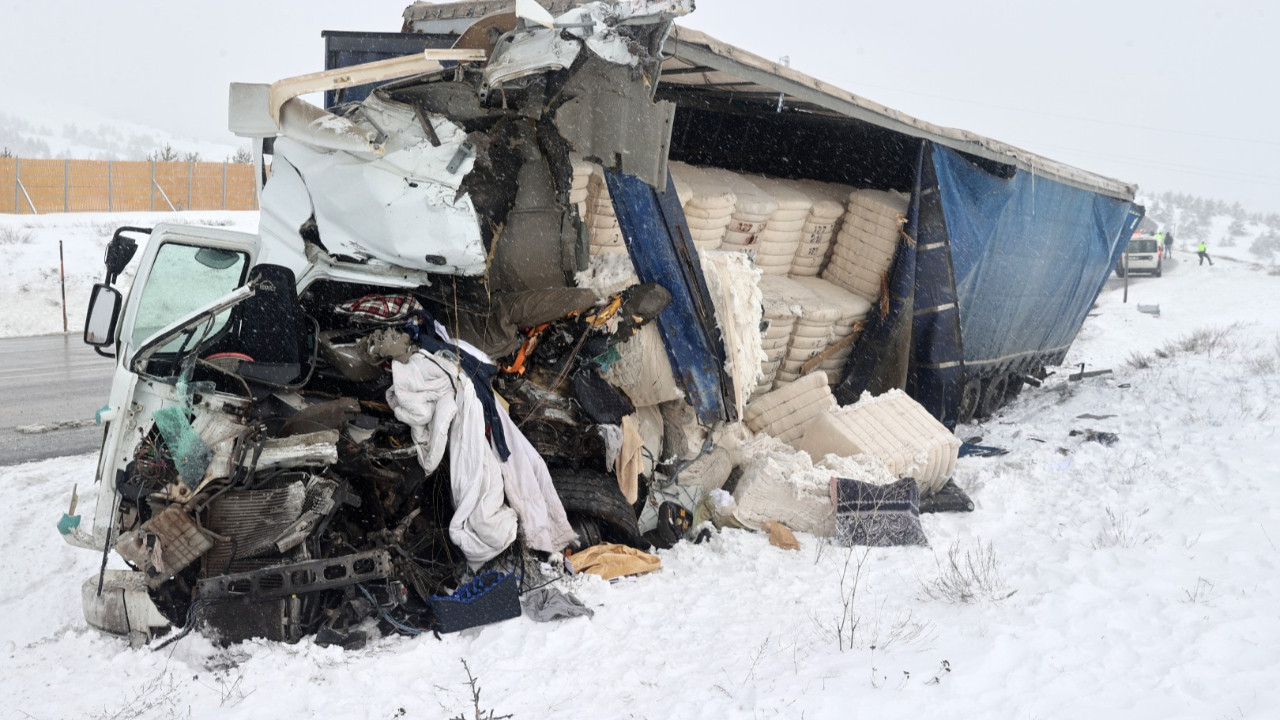 TIR'lar birbirine girdi: Ölü ve yaralılar var
