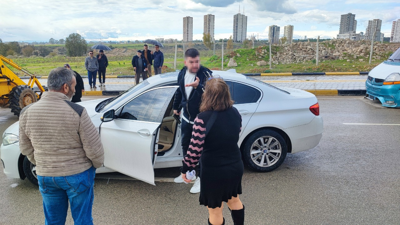 Yolu kapatan vatandaşlara silah çekti