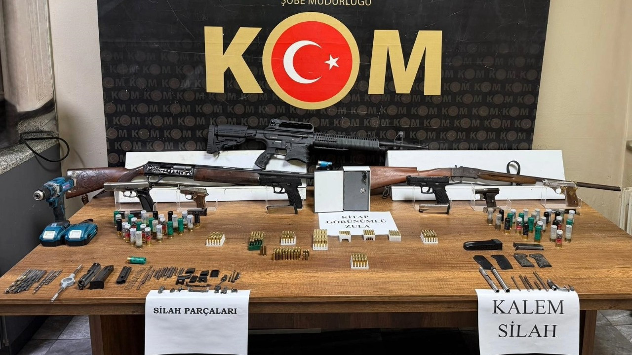 Atölyeye çevrilen evde kalem görünümlü silahlar ele geçirildi