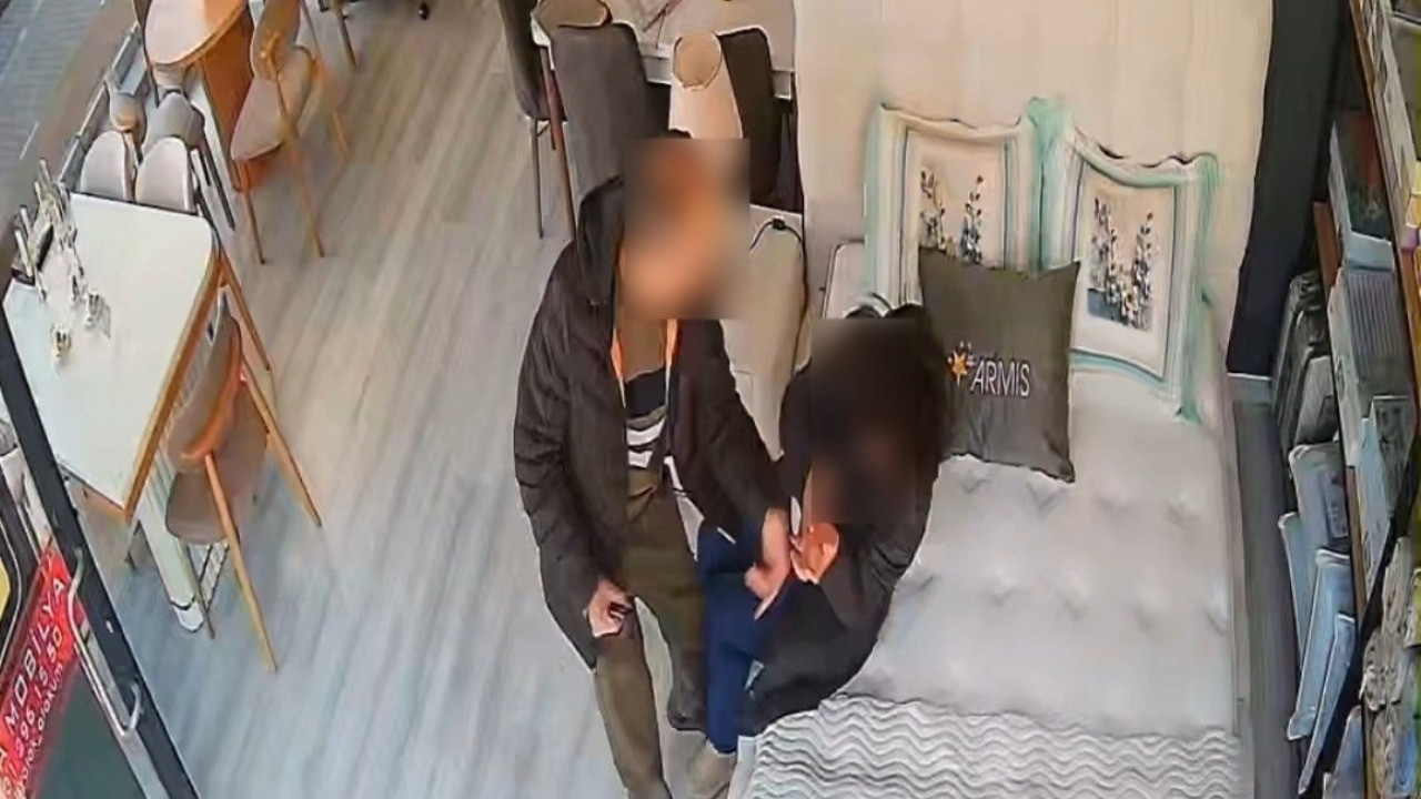 Eşinin çalıştığı yere gitti, darbetti