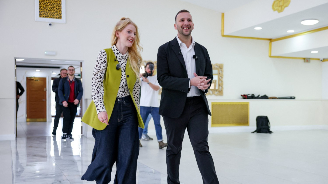 İngiltere'de iktidar partisine büyük seçim hezimeti