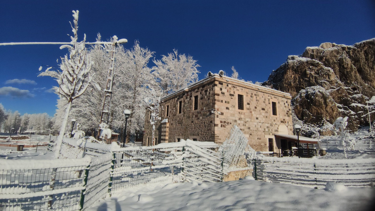 Kar geceden indi, şehir bambaşka bir kimliğe büründü