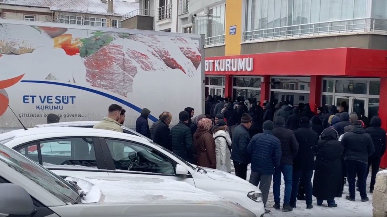 Kimi konuşmaktan çekindi, kimi kamerayı istemedi: -4 derecede ucuz et kuyruğu