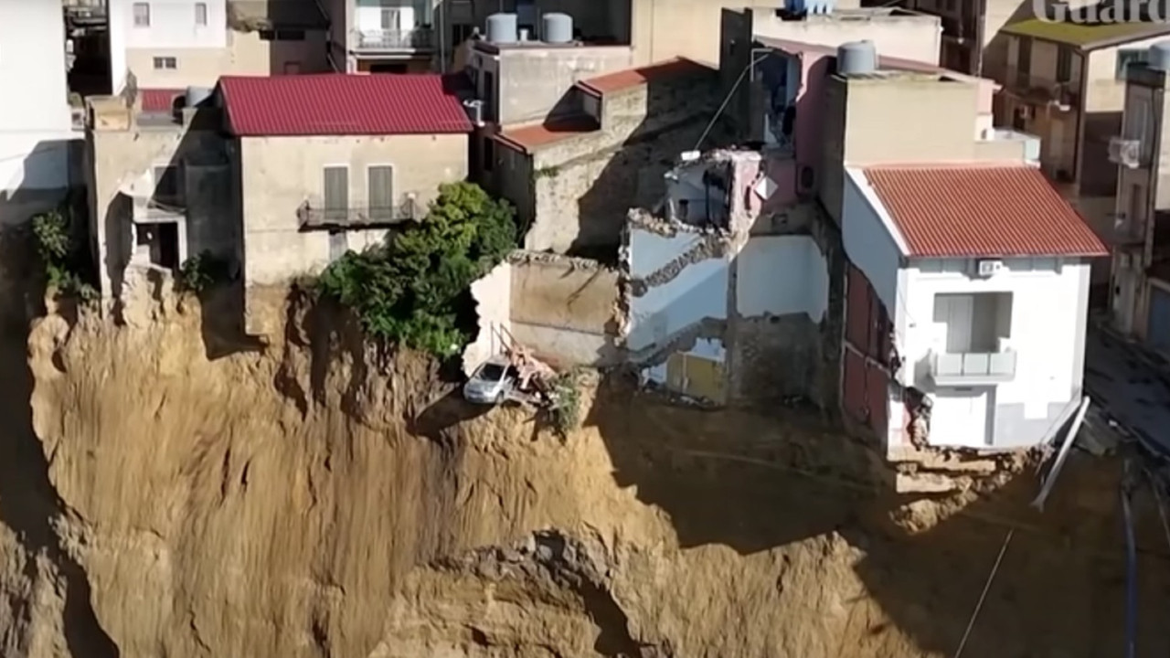Uçurumun kenarında asılı kalan kasabada kitapları kurtarma mücadelesi