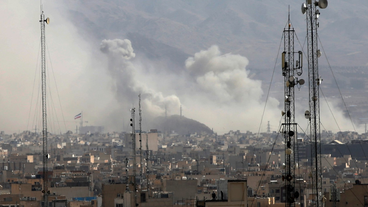 İran'da okul vuruldu, onlarca çocuk öldü