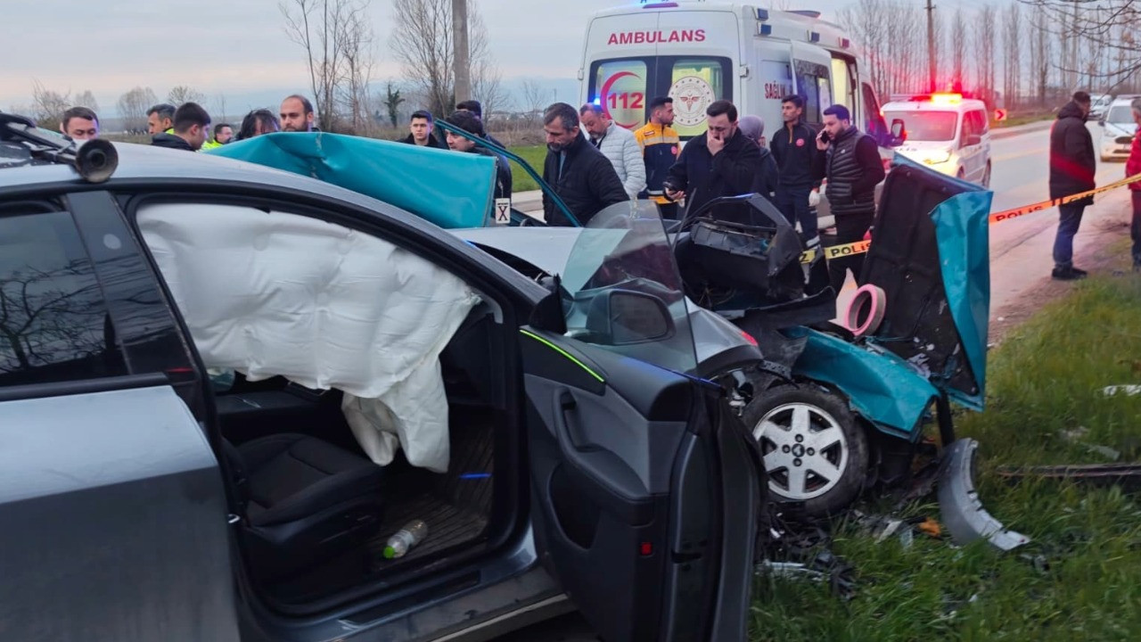 Cip otomobile ok gibi saplandı: 1 ölü, 1 yaralı