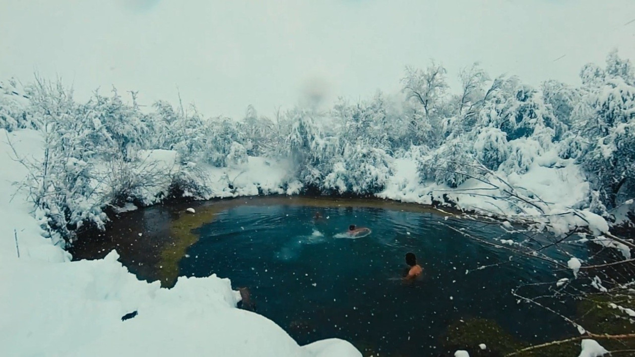 Erzincan'da buz gibi cesaret: Eksi 4’te gölete daldılar