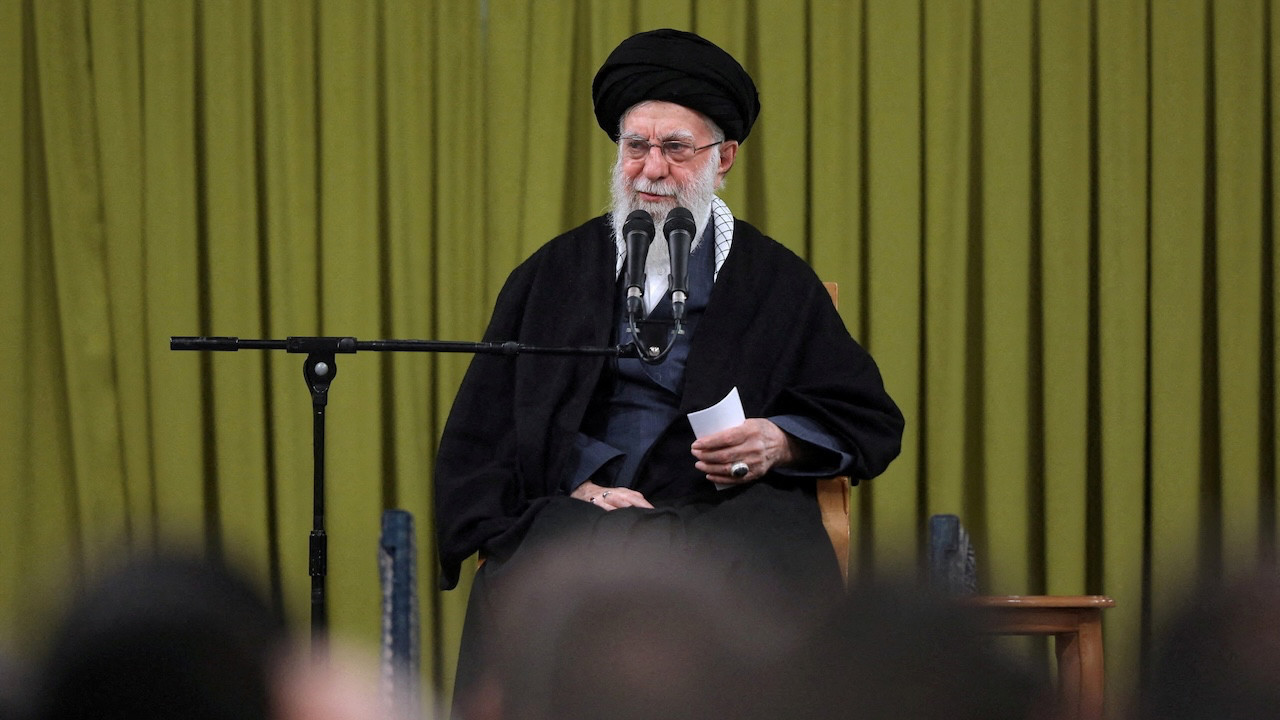 Hamaney'in cesedinin fotoğrafını Netanyahu ve Trump'a göstermişler