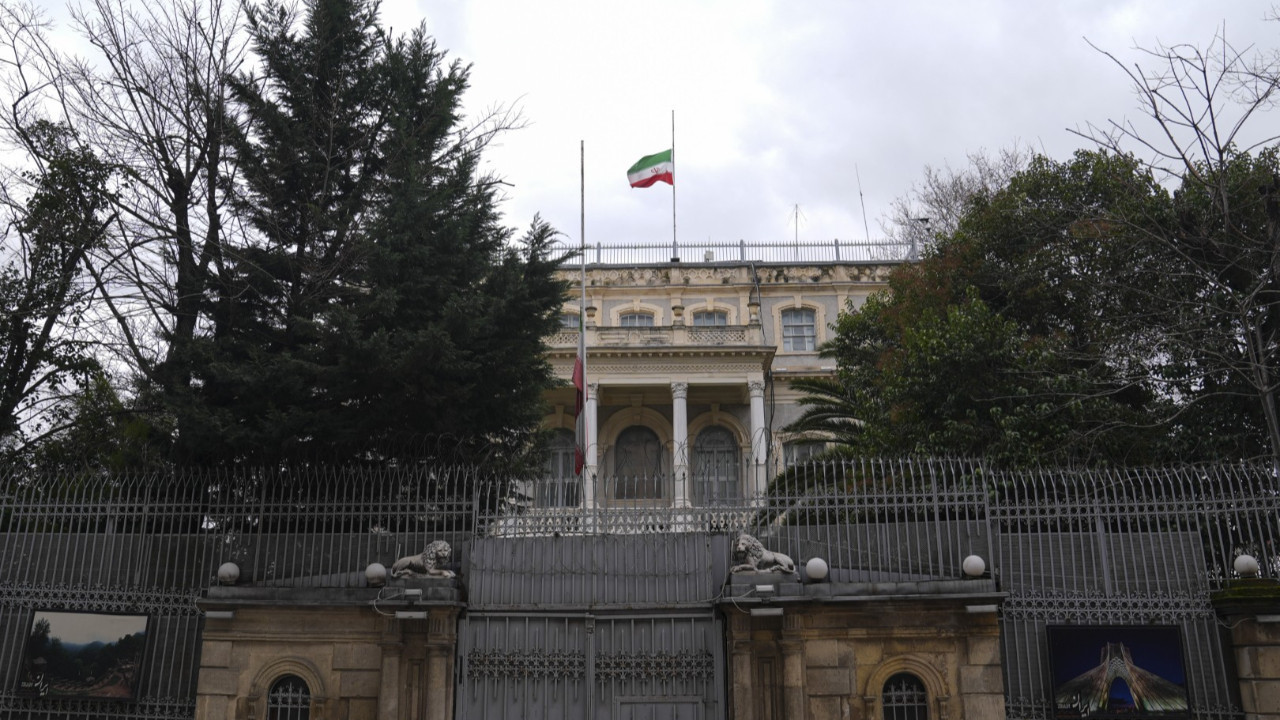 İran konsolosluğunda bayraklar yarıya indirildi