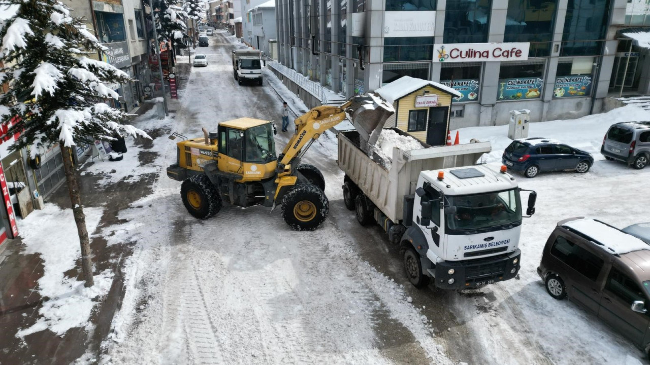 Sarıkamış’ta “Kar göçü”: 600 kamyon kar şehir dışına taşındı